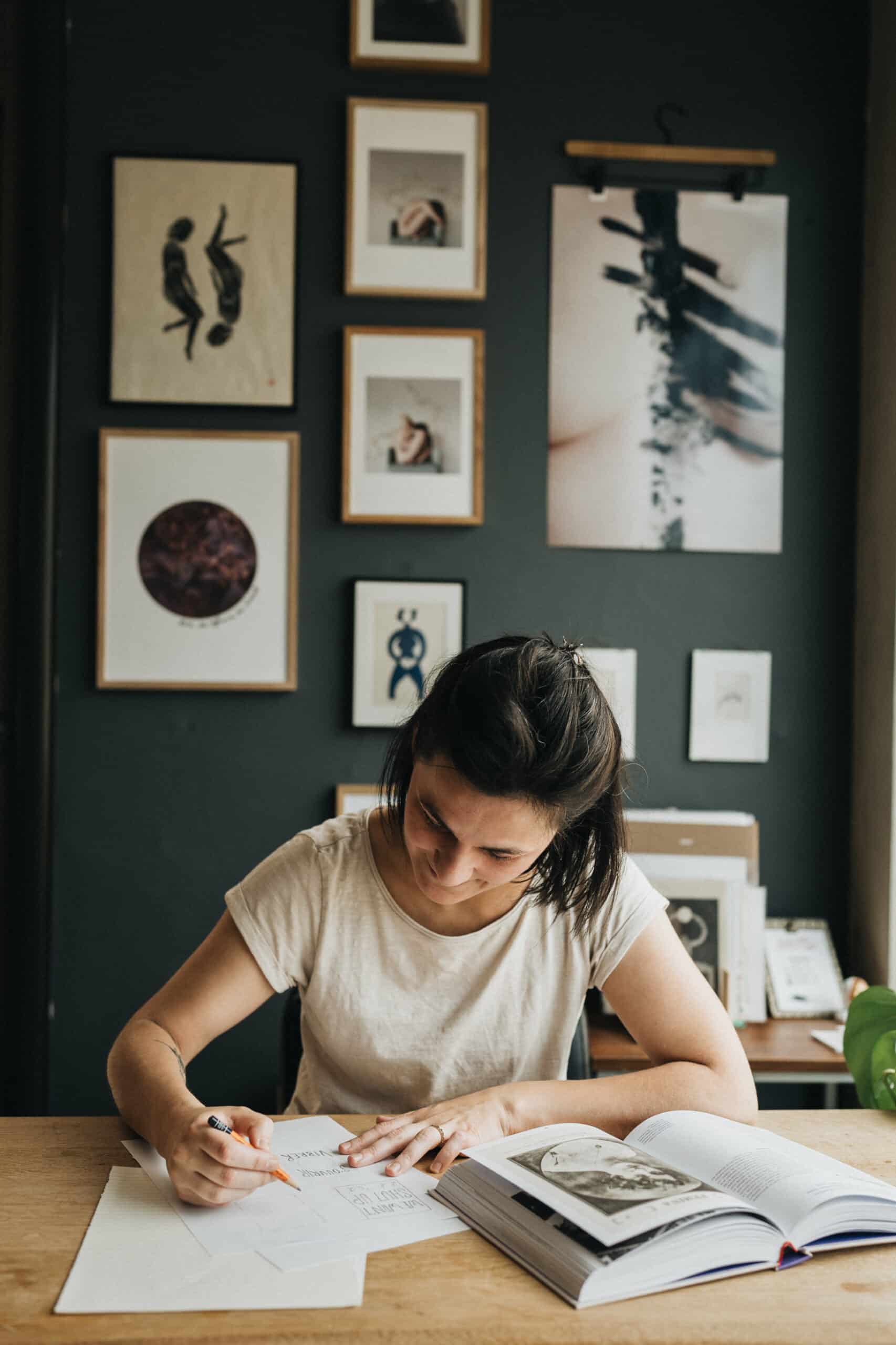 Photo de La Bréqua en train de faire des esquisses dans son atelier